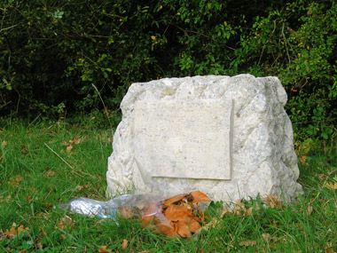 Stèle au lieutenant Orens au camp de Champlieu
